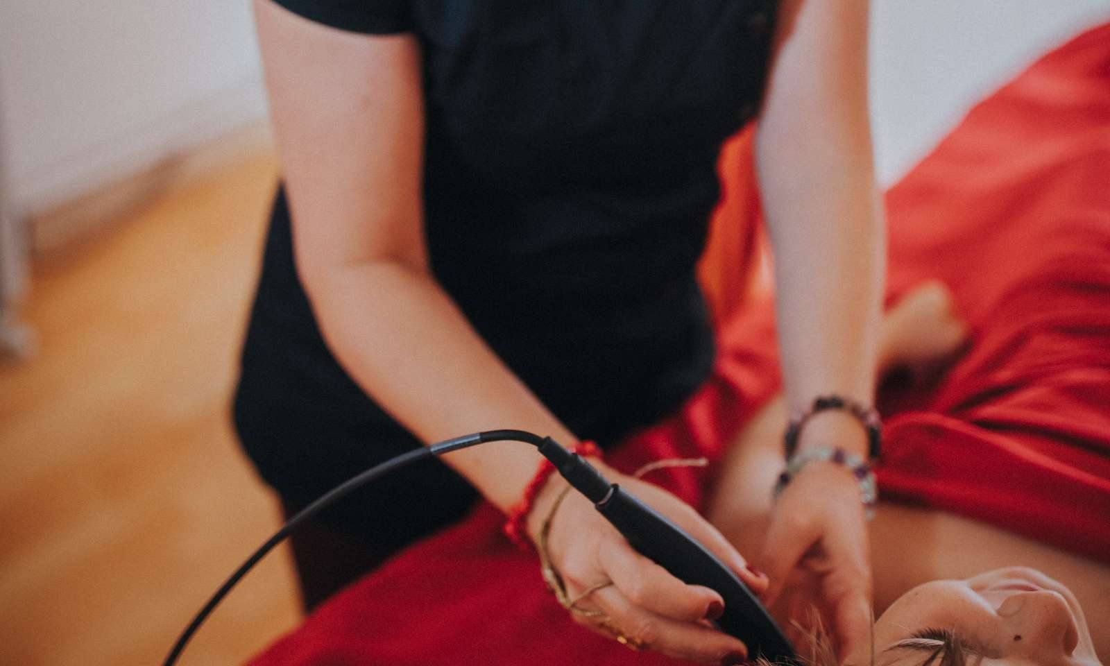 Séance de luxopuncture : le stylet infrarouge appliqué en douceur, sans aiguille